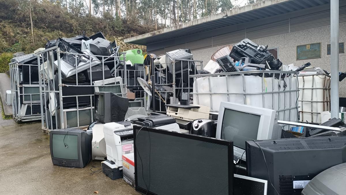 En el punto limpio de Ames se entregaron decenas de televisores desde el apagón de la TDT
