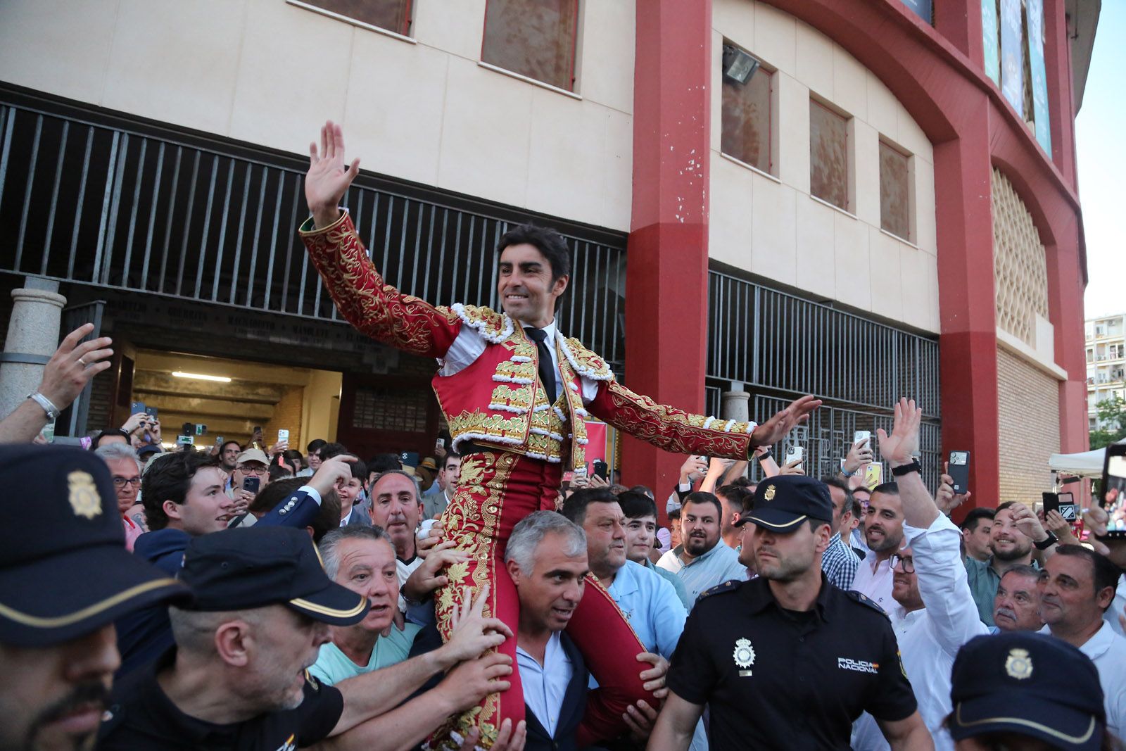 Migie Ángel Perera sale a hombros de Los Califas