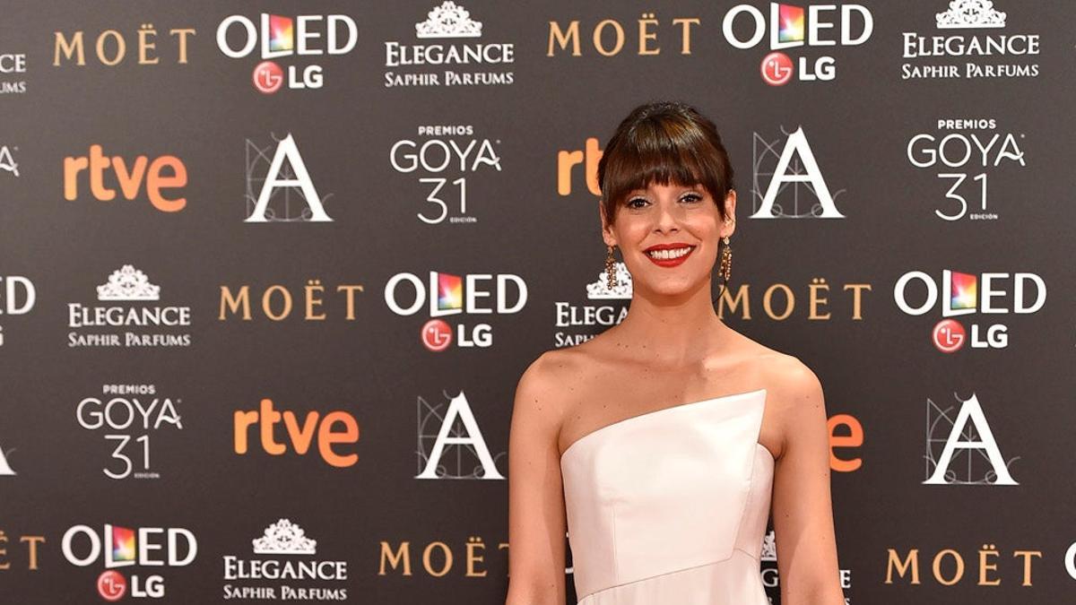 Premios Goya 2017: Belén Cuesta con vestido blanco
