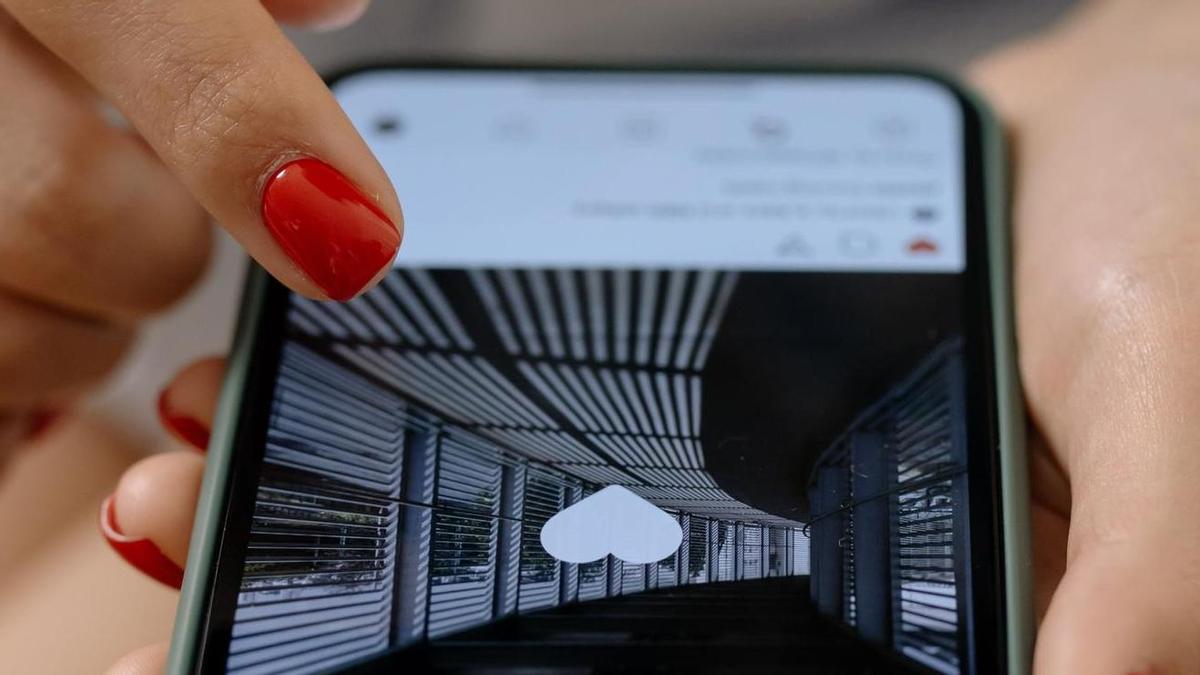 Una persona dando ‘like’ a una publicación