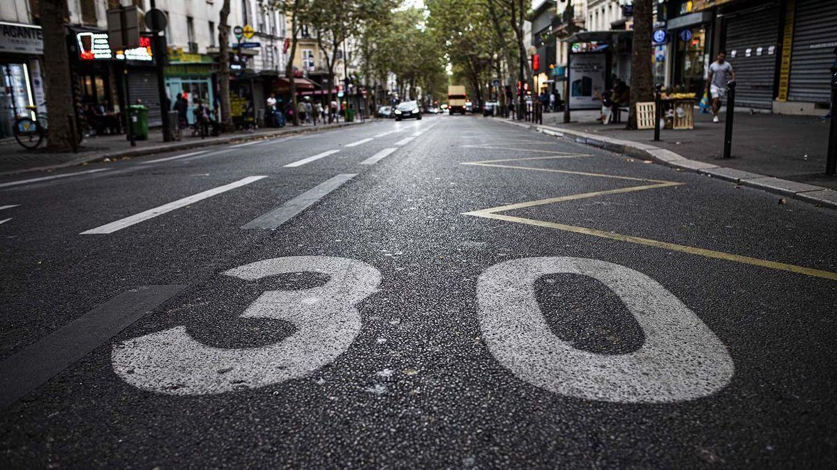 Señal de limitación de velocidad en una calle de París.