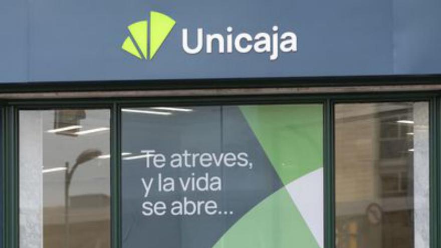 Oficina de Unicaja con la nueva imagen corporativa.