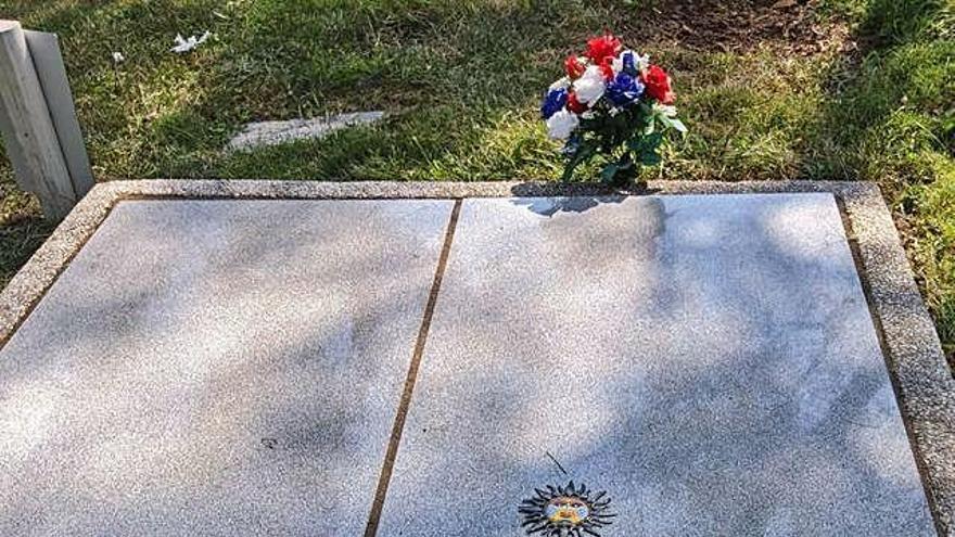 Junto al nombre de Charlie Parker, el ramo de flores de los músicos gallegos, depositado en su tumba, en el cementerio Lincoln de la ciudad de Kansas, donde nació.