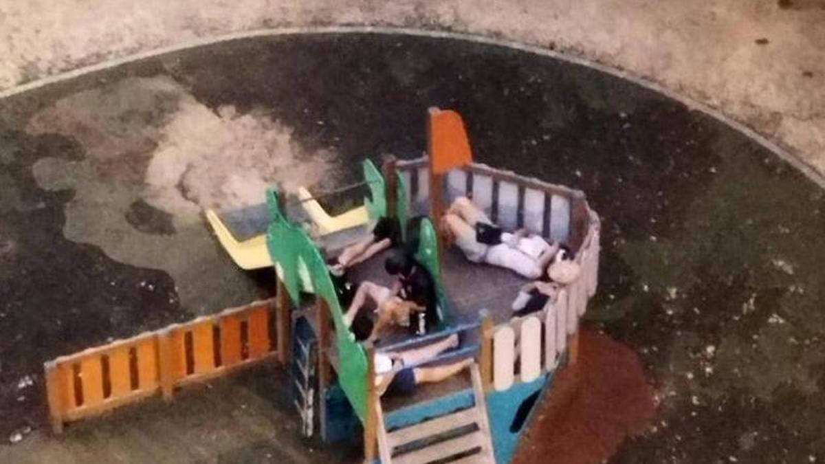 Varias personas durmiendo en el juego infantil de la parque junto a la estación de autobuses de Badajoz.