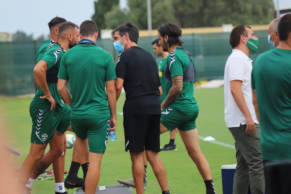 Se trata de su primer entrenamiento en este complejo deportivo para preparar el partido de mañana (22.00) en el Martínez Valero frente al Real Zaragoza.