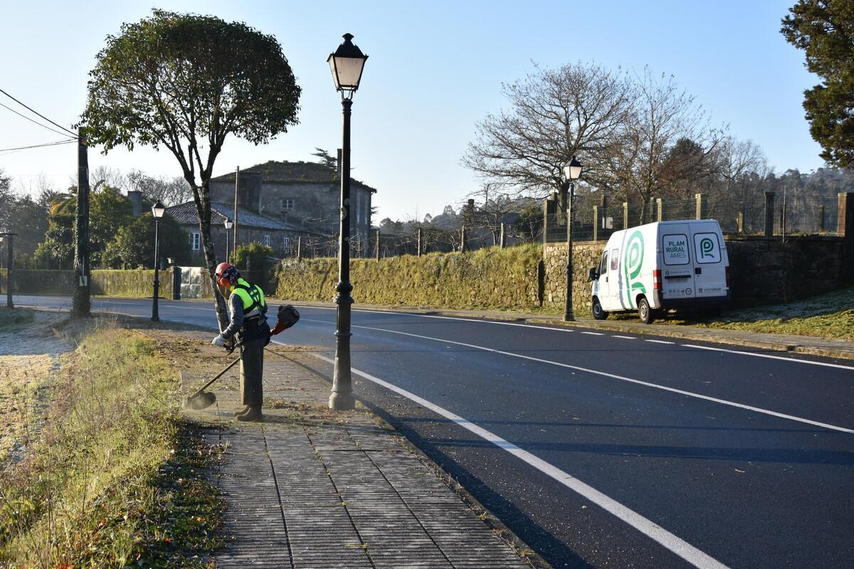 Un trabajador de la brigada rural de Ames, servicio licitado en 2025