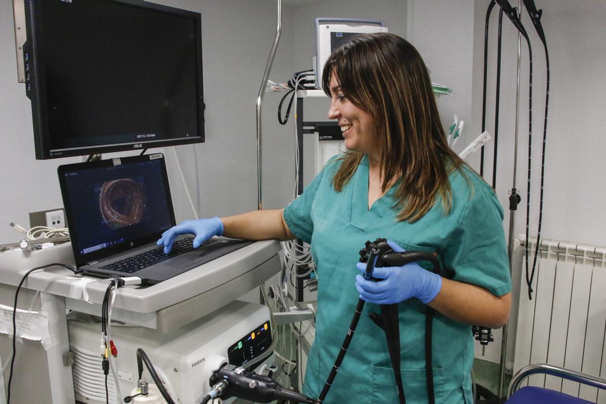 Un miembro del equipo de Digestivo del Hospital Covadonga preparando una prueba