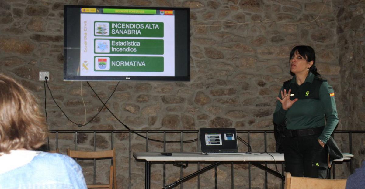 La capitán de Uprona de la Comandancia de Zamora, María Isabel García Núñez, durante la reunión. | ARACELI SAAVEDRA