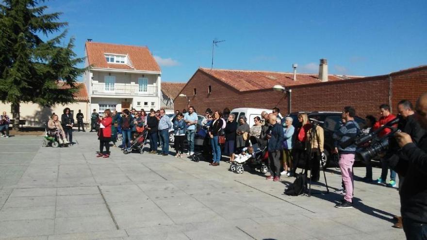 Asistentes en la concentración celebrada esta mañana en Morales del Vino