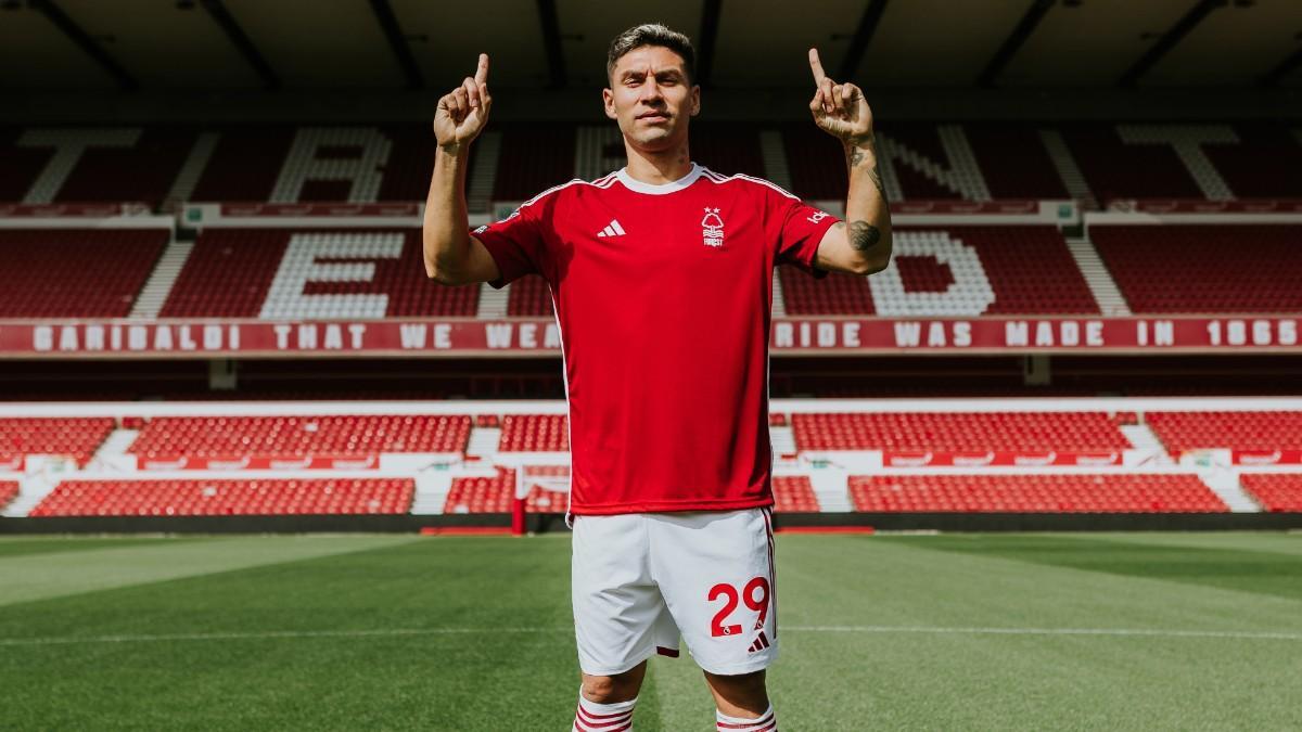 Montiel con la camiseta de Nottingham Forest