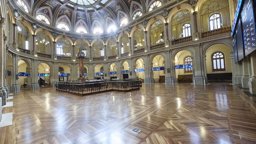 Varios paneles del Ibex 35 en el Palacio de la Bolsa, en Madrid (España).