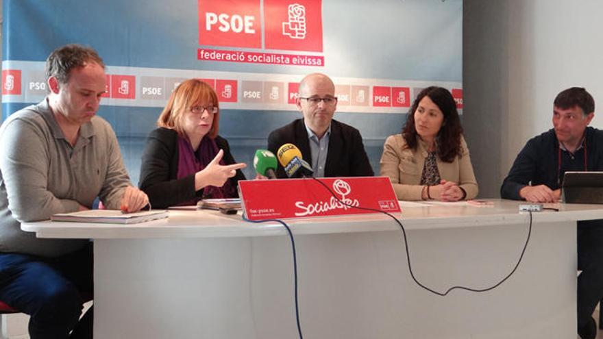 De izquierda a derecha, Ramón Roca, Paquita Ribas, Alfonso Molina, Aída Alcaraz y Pep Torres, ayer en la sede del PSOE.