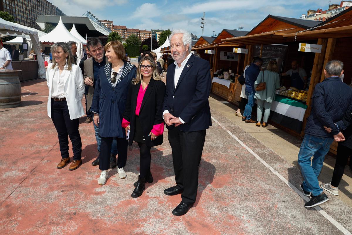 Por la izquierda, Esther Llamazares (PP), Luis Fanjul (Cs), Mariví Monteserín (PSOE), Sara Retuerto (CA) y Javier Vidal García (Foro), en la Feria del Queso y el Vino.