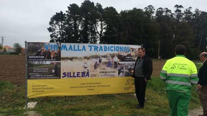 Aurelio Fernández, con el cartel que anuncia la Malla.