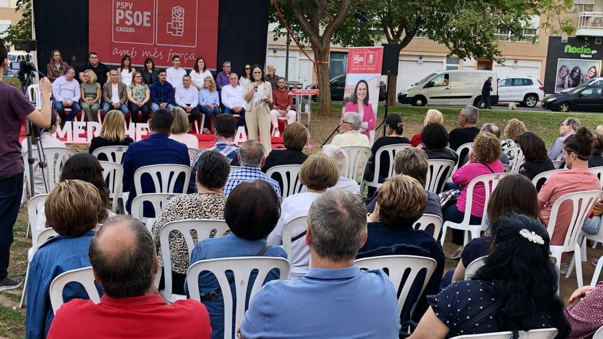 La plaza Víctimas del Terrorismo de Almassora acogió el acto de presentación de la lista electoral socialista para el 28-M. | MEDITERRÁNEO