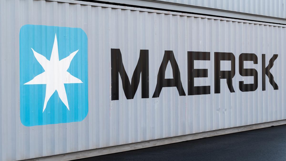 Un container con el logo de A. P. Moller-Maersk Group.