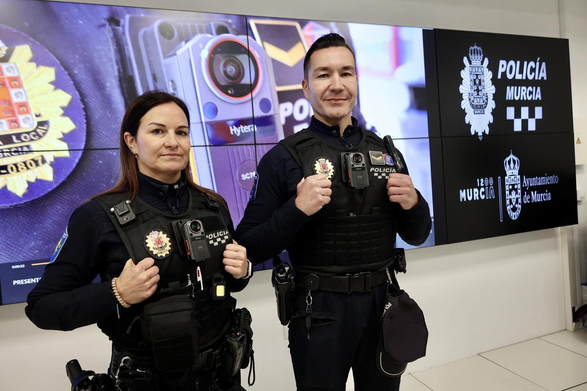 Dos agentes de la Policía Local de Murcia portan los nuevos dispositivos de grabación.