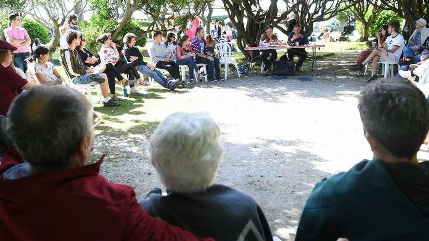 Charla durante A Romería, ayer, en el monte de San Pedro.