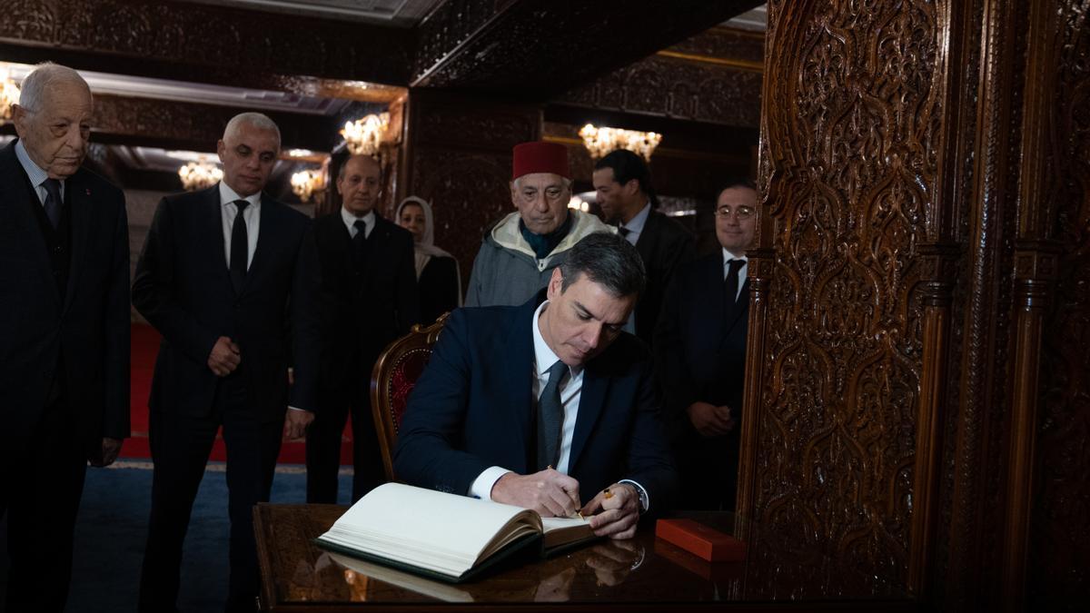 El presidente del Gobierno, Pedro Sánchez, firma en el Libro de Oro durante su visita al Mausoleo de Mohamed V, a 2 de febrero, en Rabat (Marruecos).