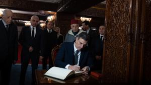 El presidente del Gobierno, Pedro Sánchez, firma en el Libro de Oro durante su visita al Mausoleo de Mohamed V, a 2 de febrero, en Rabat (Marruecos). 
