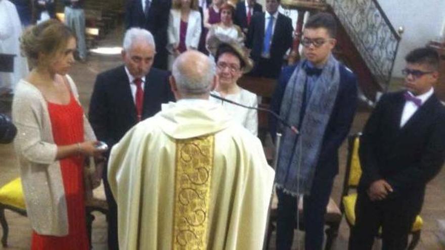 Los contrayentes junto a su familia durante la misa de las bodas de oro celebrada ayer en la iglesia del convento de San José.