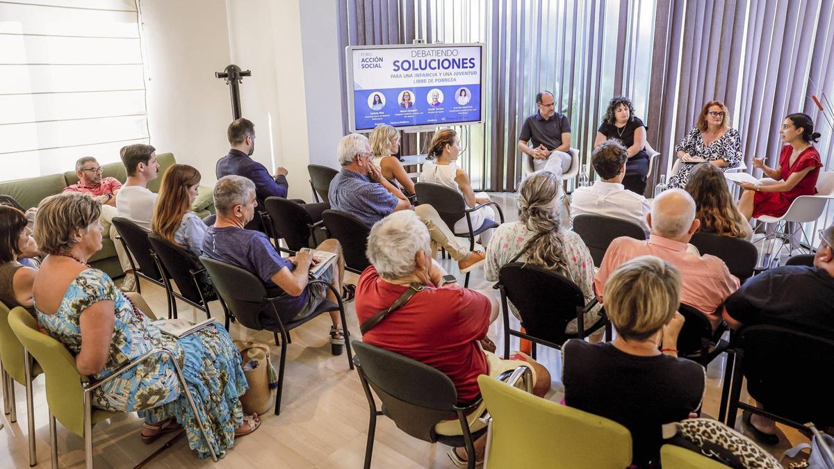 Durante la mesa redonda, los ponentes debatieron sobre infancia, educación, empleo y pobreza heredada.