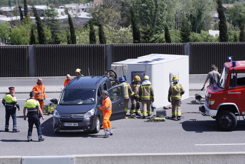 Una caravana bolca a l'AP-7 a Sarrià de Ter