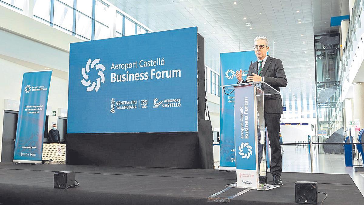 El conseller Arcadi España y la directora general de Aerocas, Blanca Marín, con asistentes al evento.