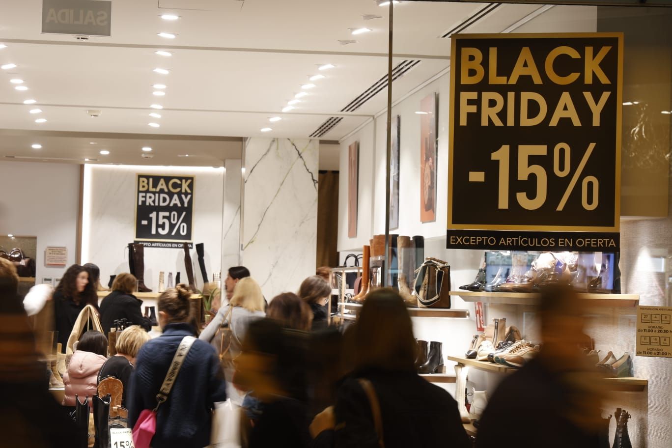 Fiebre por el Black Friday: una marea de gente abarrota la calle Colón