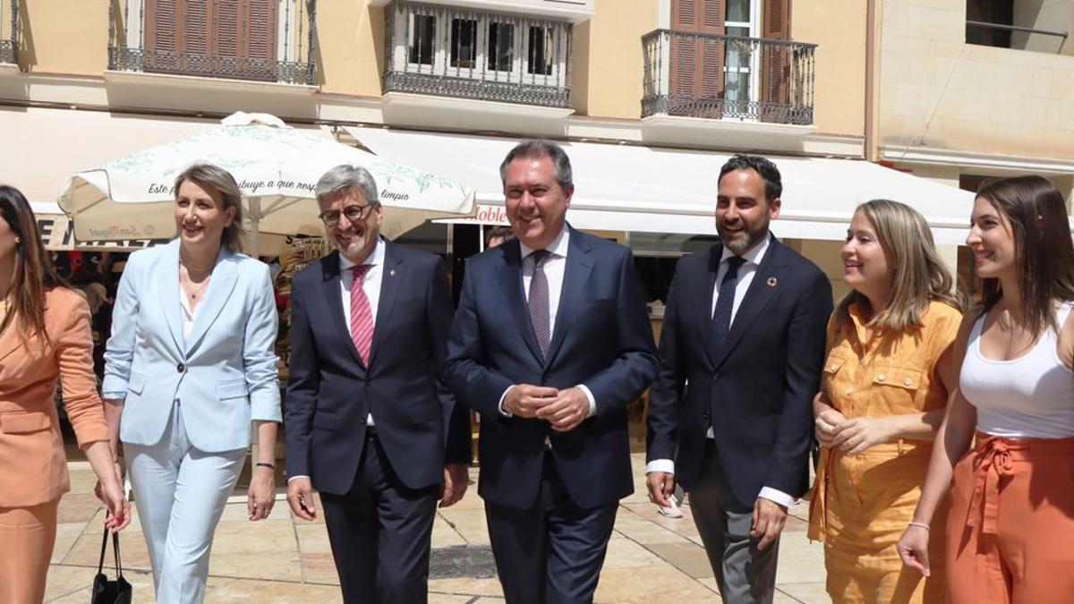 Juan Espadas, en el centro de Málaga junto a otros dirigentes socialistas.