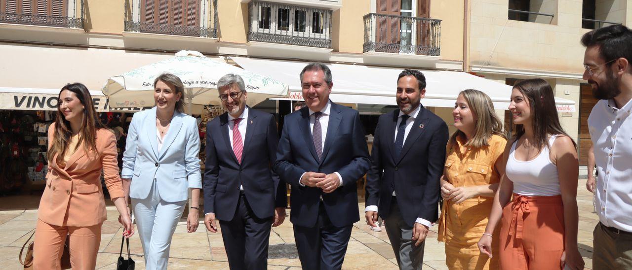 Juan Espadas, en el centro de Málaga junto a otros dirigentes socialistas.