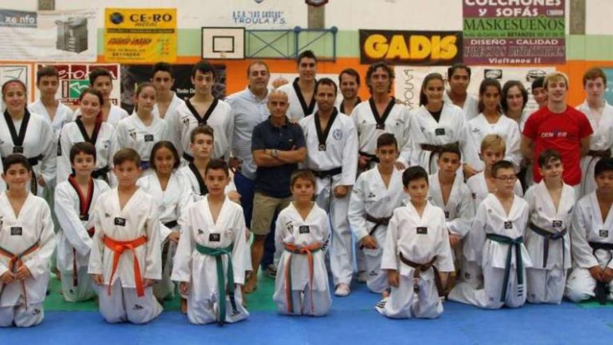 Alumnos del I Campus del Club Kwon Betanzos con el subcampeón olímpico Nicolás García y el entrenador de la selección española Marco Carreira.