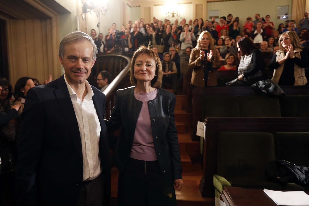 Vicent J. Martínez y Mavi Mestre en 2018, justo en el momento de conocerse en resultado de la segunda vuelta de las elecciones en las que la catedrática de Oliva se convirtió en la primera rectora de la Universitat.
