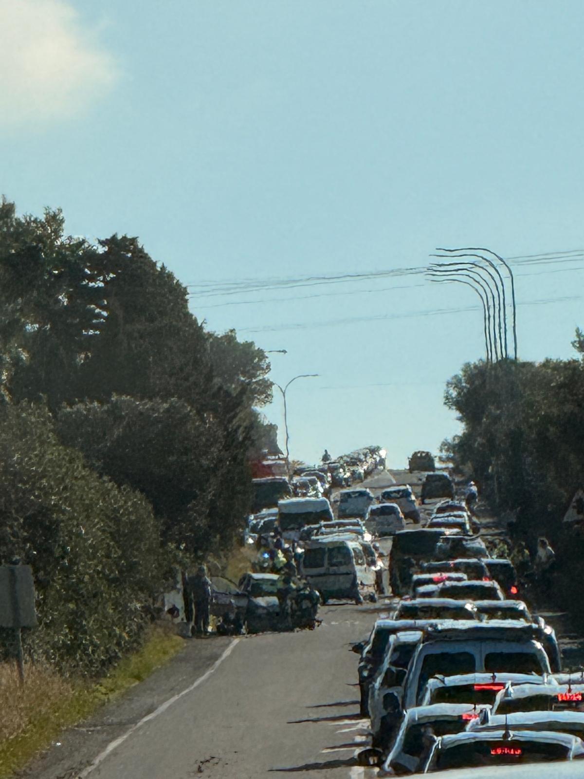 Atasco en la carretera de Cap Blanc debido a una colisión entre dos coches en ses Palmeres.