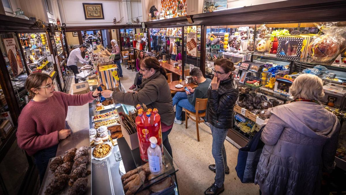 Interior de la pastelería Ideal.