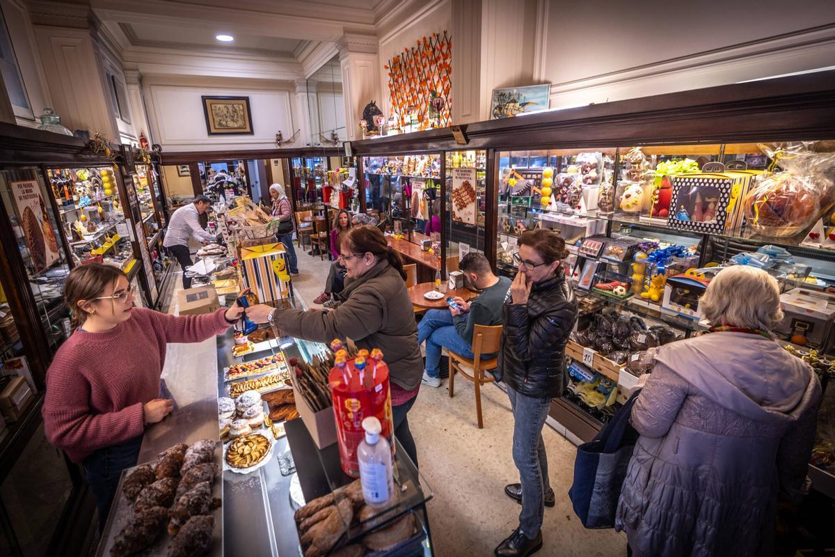 Interior de la pastelería Ideal.