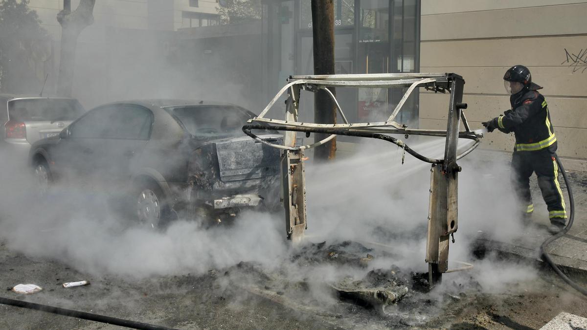 Bombero apagando un contenedor quemado