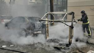 Catorze contenidors i cinc vehicles cremen a Badalona en una setmana