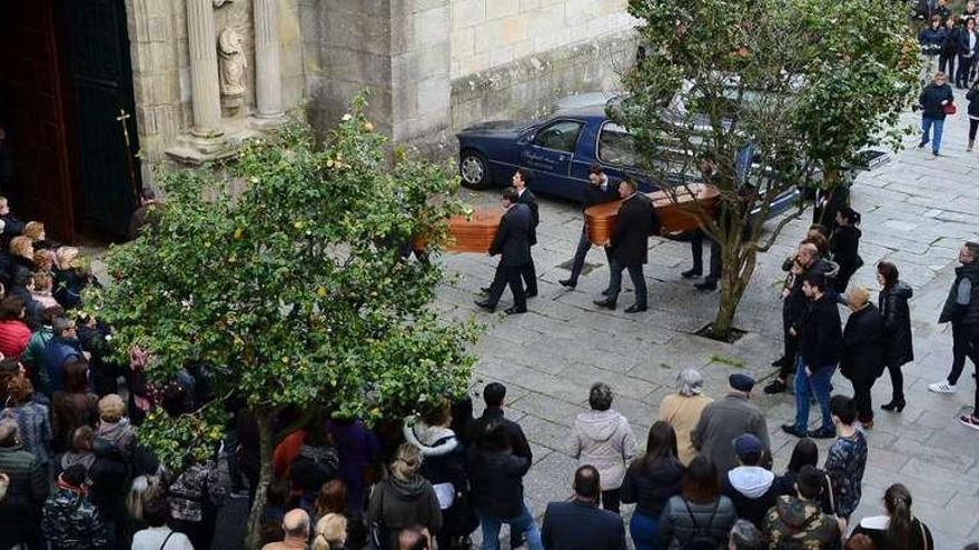 Entrada de los cuerpos de los dos hermanastros en la excolegiata de Cangas para el funeral de cuerpo presente. // G.N.