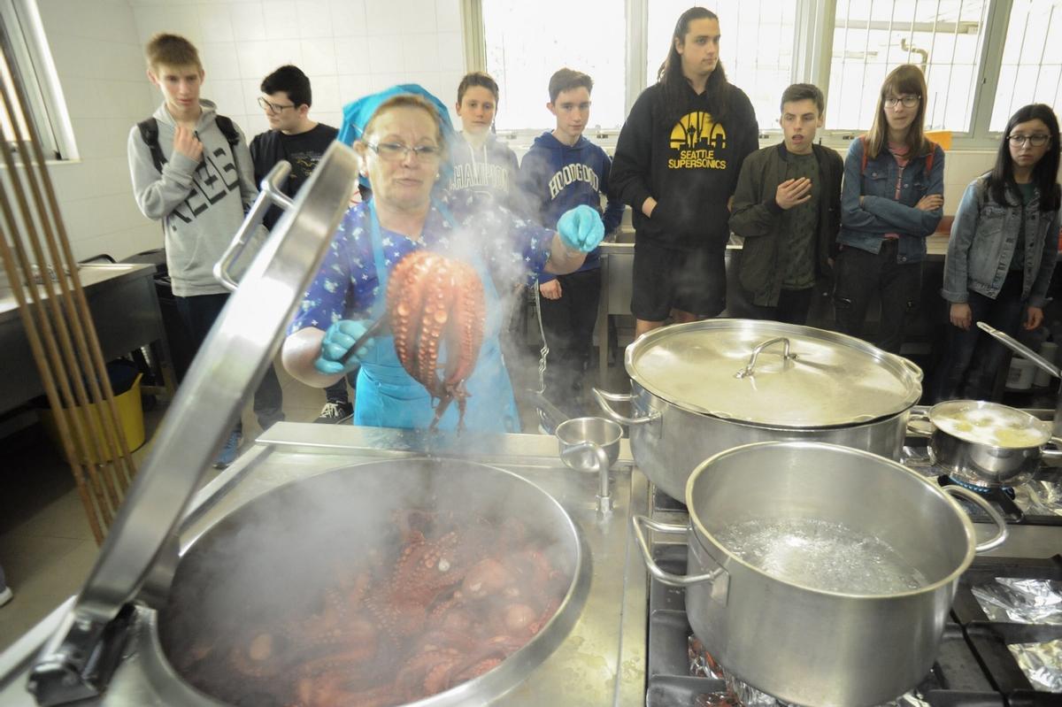 Ahora se habla mucho de pulpo en Reino Unido porque dicen tener una «invasión» de cefalópodo. Hace siete años no se conocía tanto por aquellas aguas, y mucho menos preparado «á feira», como mandan los cánones. Esa fue la lección de vida que Rosa Isorna dio a los estudiantes irlandeses que visitaron el CPI Progreso en 2018. En la foto se la ve en plena faena en la cocina del Progreso.