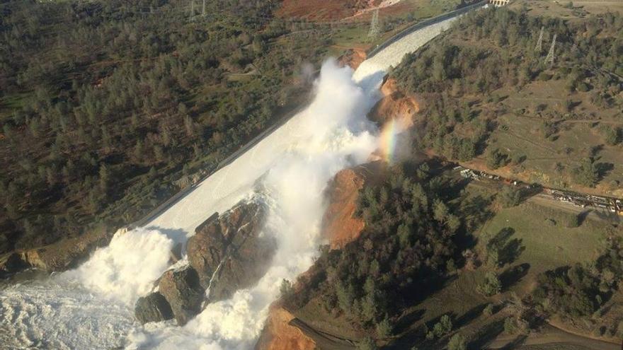 Un boquete en una presa obliga a evacuar a miles de personas en California