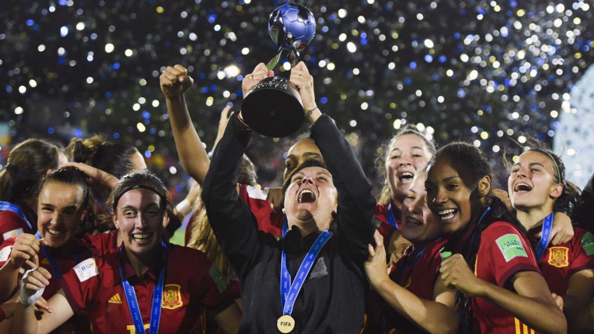 España Sub-17 levantando la copa que le acredita como campeona del mundo