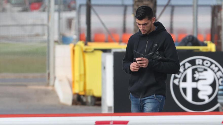 Rafa Mir, en el Bernabéu con su agente