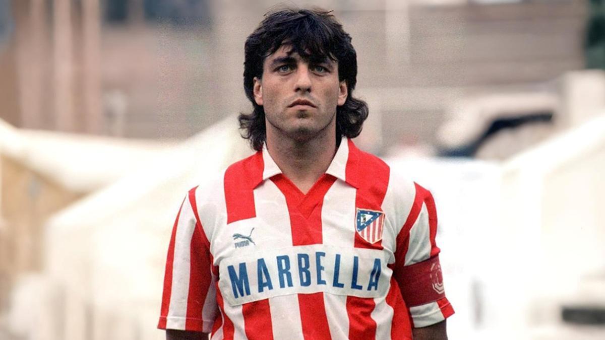 Paulo Futre, con una de las camisetas del Atlético más icónicas de su historia.