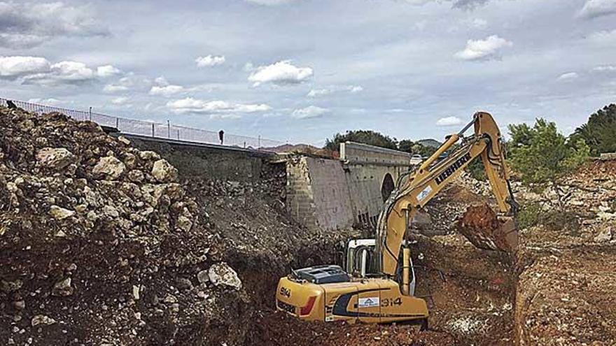 Las máquinas están acabando de trabajar estos días en el cauce una vez el puente ya vuelve a ser transitable.