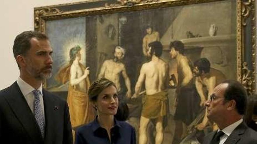 A la izq., la Reina Letizia, con Ségolène Royal. A la dcha., con el Rey y Hollande en la exposición de Velázquez. // Efe