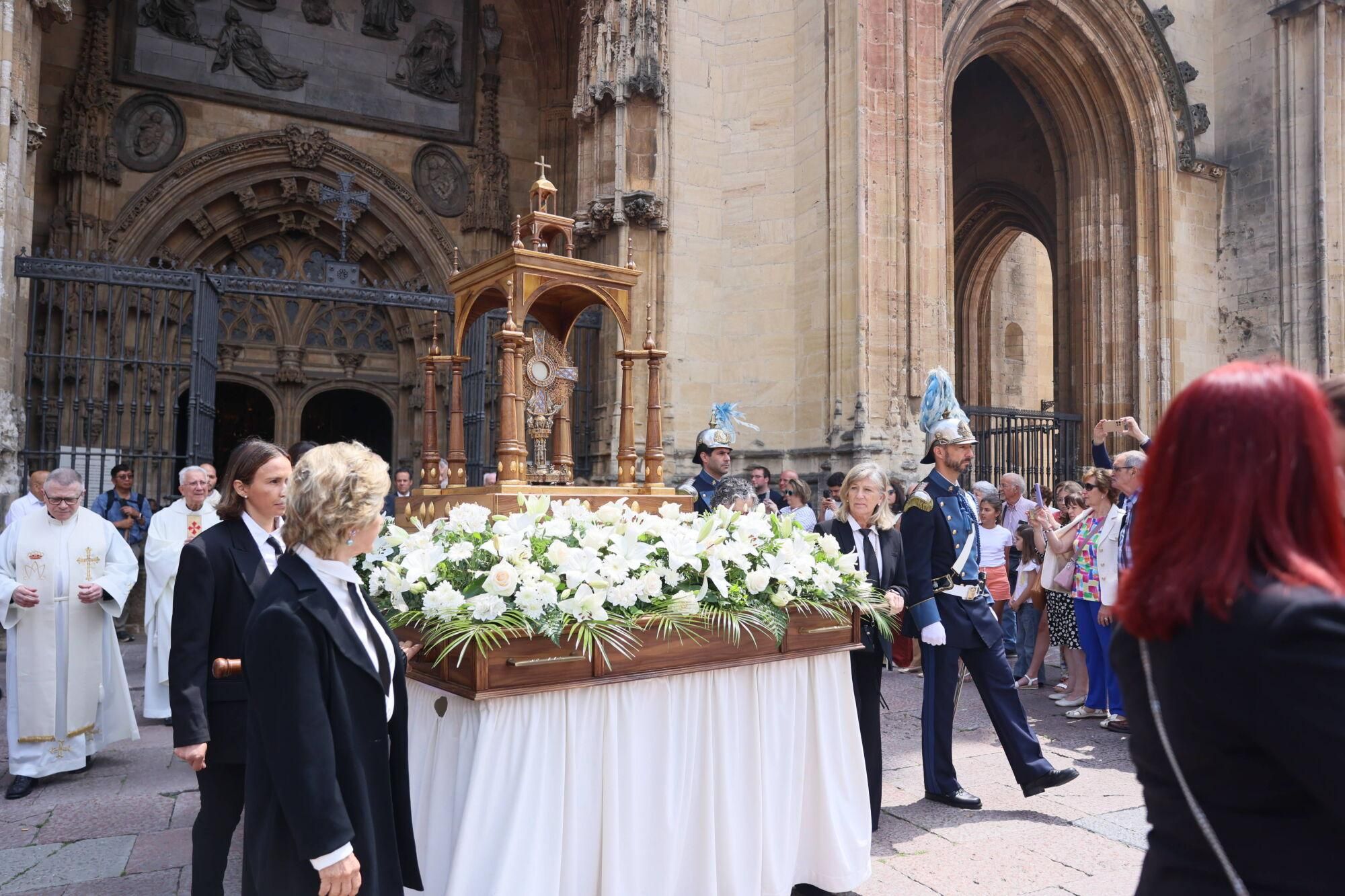 Así fue la misa del Corpus Christi en la catedral de Oviedo.