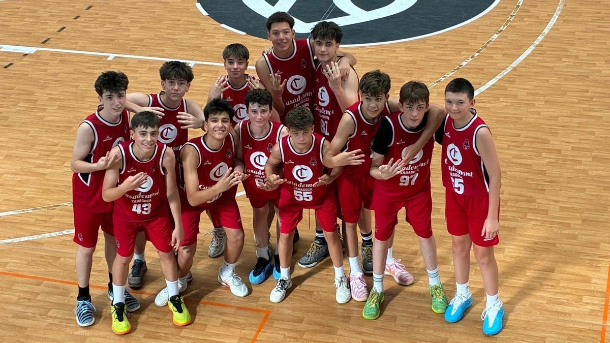 El equipo infantil del Casademont celebra el pase a cuartos tras ganar al Olivar.