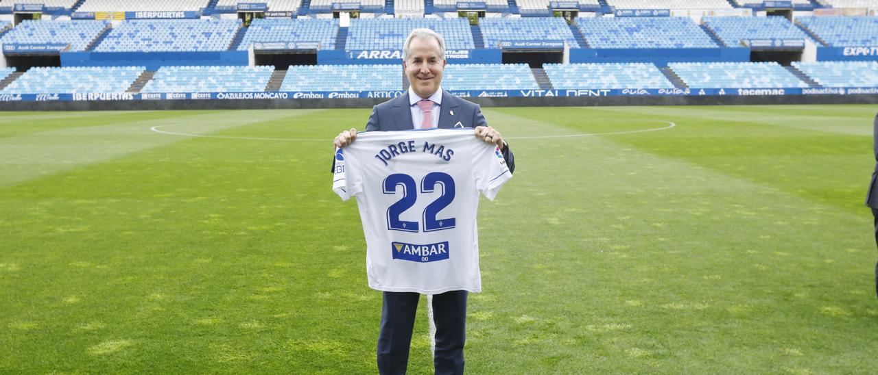 El presidente del Real Zaragoza, Jorge Mas, con una camiseta del equipo con su nombre en La Romareda.