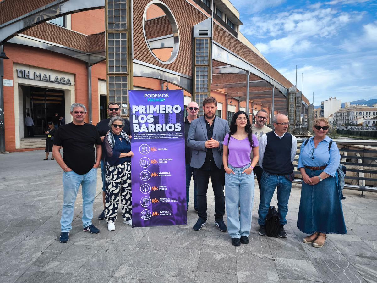 Nico Sguiglia junto a miembros de Podemos Málaga frente al hotel donde se inaugura el Vitur Summit 2024.